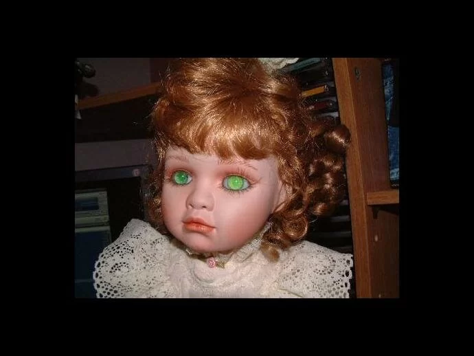 We have received letters that this doll comes with green eyes from the manufacturer.